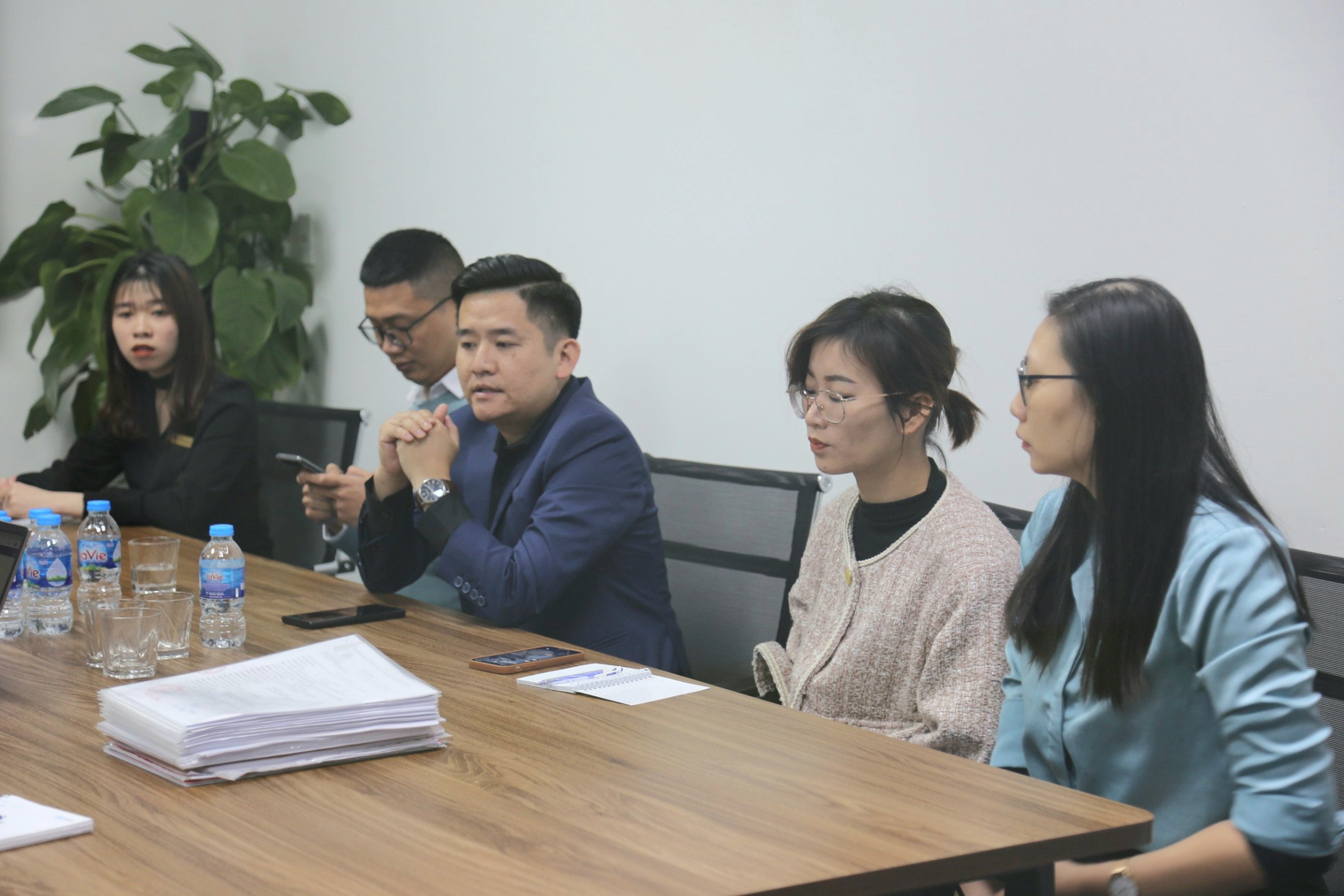 Giám đốc Hitech Finance, ông Tạ Văn Hùng đại diện Công ty trao đổi với Đoàn công tác 